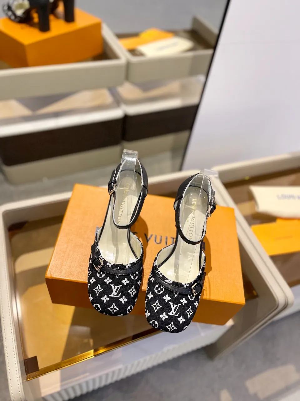 👟👟Ex-factory price 640👟👟 2024 latest L✔ The latest catwalk style slippers from L✔ Home counters, official website series updated simultaneously, perfect last + LV new element button design, full of femininity, noble temperament, original reverse mold last, ultimate 1:1 shape, high-end quality, imported high-end fabrics showing exquisite texture! Fabric: LV denim Lining: high-quality soft sheepskin lining Feet: imported goatskin Customized A-grade high-density private mold outsole, luxurious packaging! 8 cm thick heel Size: 34-42, (34, 40, 41, 42 customizations are non-refundable)